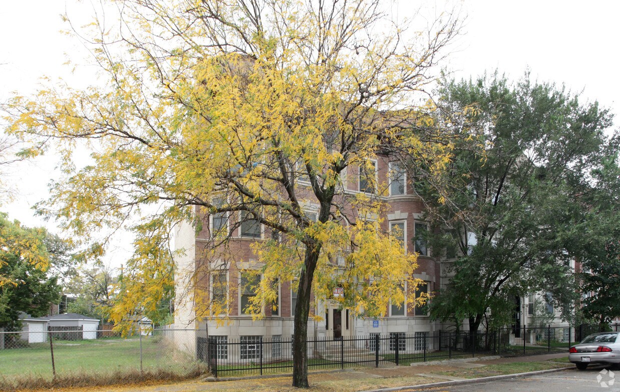 Building Photo - 4356-4358 S Lake Park Ave