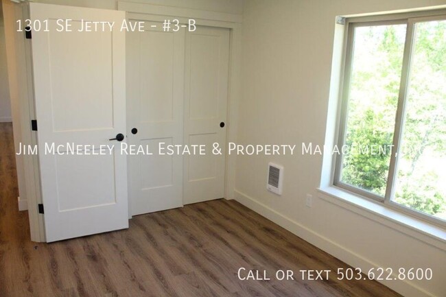 Building Photo - Third level 2 bed/ 1 bath w/ 1 Assigned Pa...
