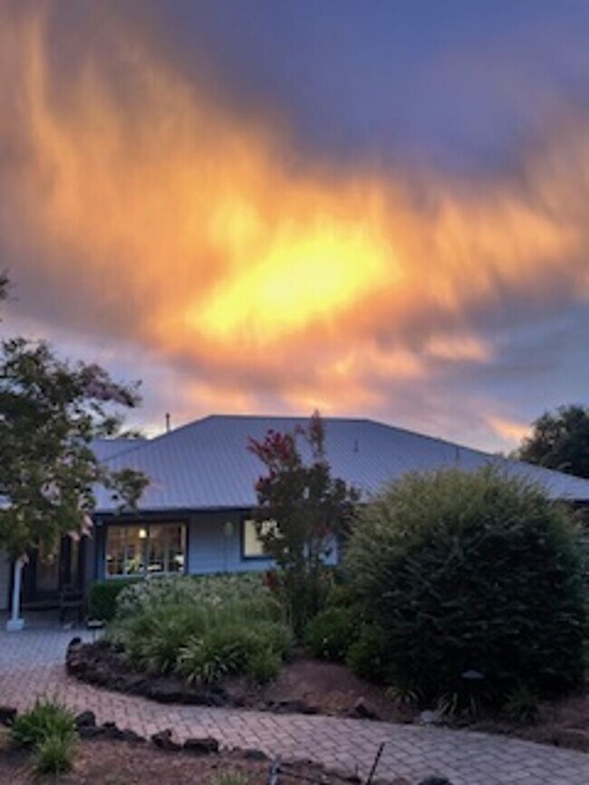 Building Photo - 3 bedrooms, 2 bathroom,  6 acres & view
