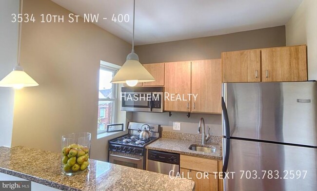 Building Photo - Lovely East-facing Top-Floor 1 Bedroom, 1 ...