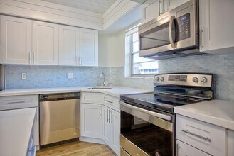 Building Photo - 18081 SE Country Club Dr