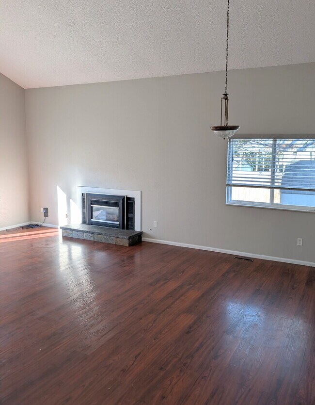 Foto del edificio - "Spacious 4-Bedroom Retreat in Centennial – Your Perfect Family Home Awaits!"