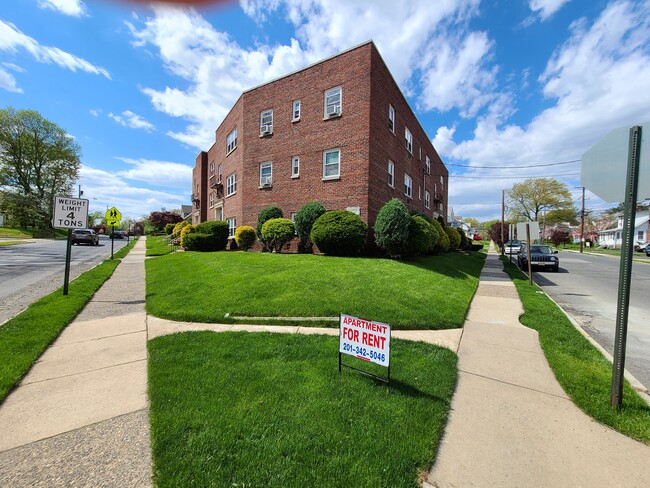 Building Photo - 35 Elmwood Ave