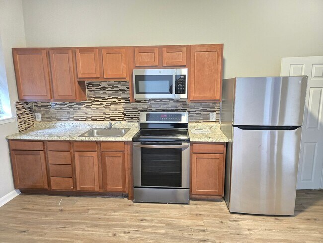 Building Photo - Beautiful 4.5 Bedroom 2 Bathroom West Balt...