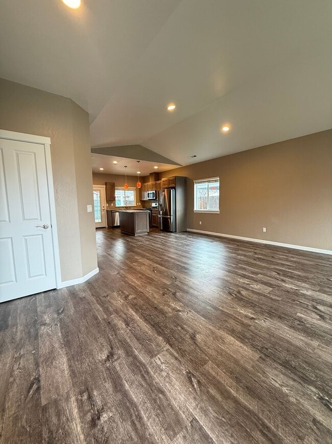 Building Photo - Quiet Cul-De-Sac Living in White City