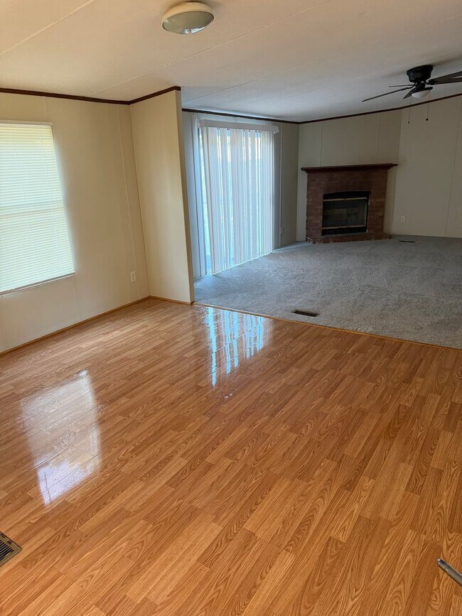 Building Photo - 3 bed 2 bath includes garden tub, patio, fireplace.