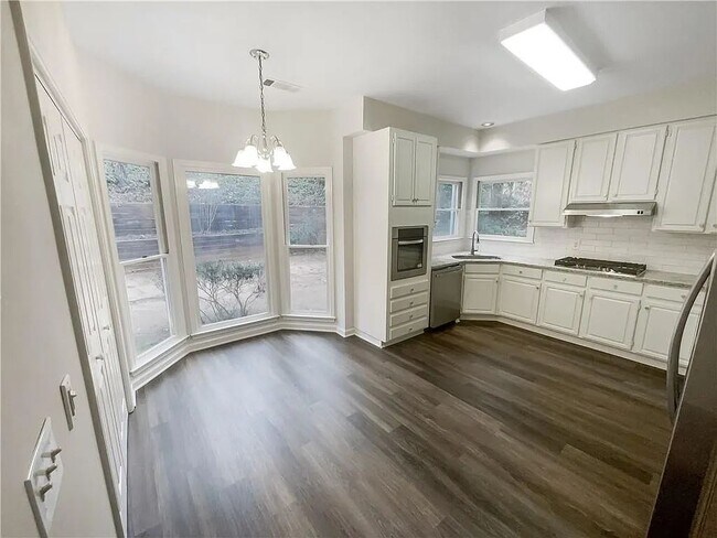 Building Photo - 1931 Manhattan Pkwy