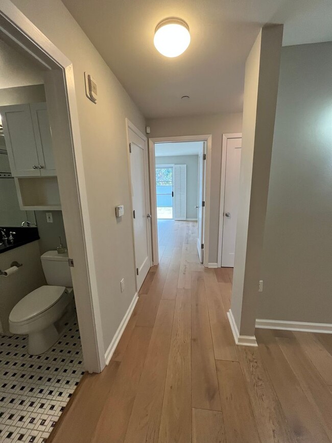 Building Photo - 2 bedroom w/ Large Private Patio and Rooft...