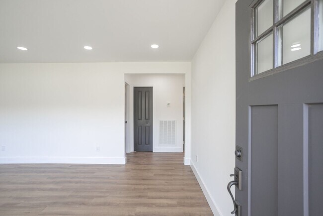 Foto del edificio - NOW AVAILABLE! Beautiful One- Level Goodle...