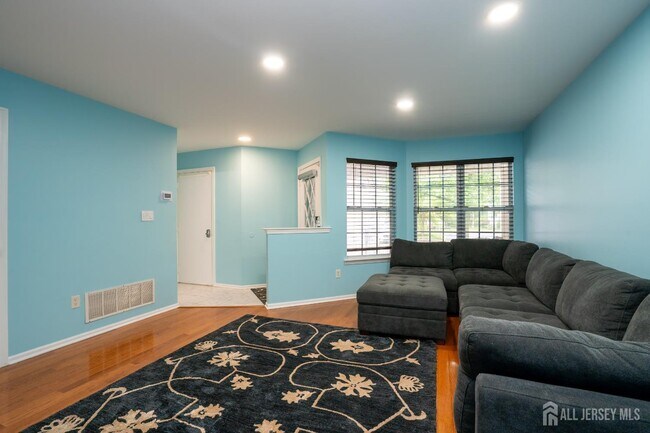 Building Photo - 141 Briarwood Dr