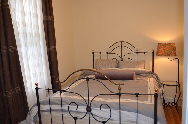 Foto del edificio - Lovely 2 bedroom in the heart of Ukrainian Village