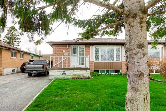 Photo du bâtiment - 1-894 Krosno Blvd Pickering Ontario L1W 1H4