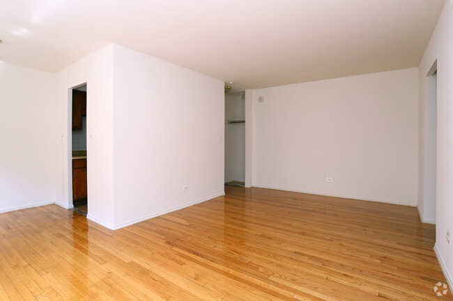 1BR, 1BA - Living Room - 6830 N Sheridan Rd