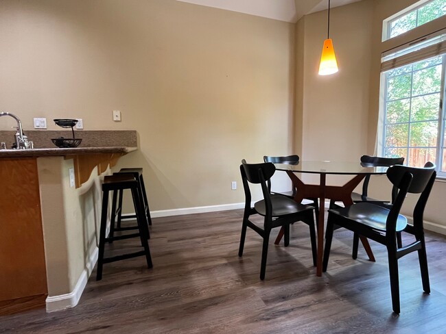 Foto del edificio - 306 W Meadows Ln