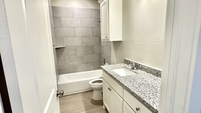 Building Photo - Stunning 3 Bedroom, 2 Bathroom Home in Cou...