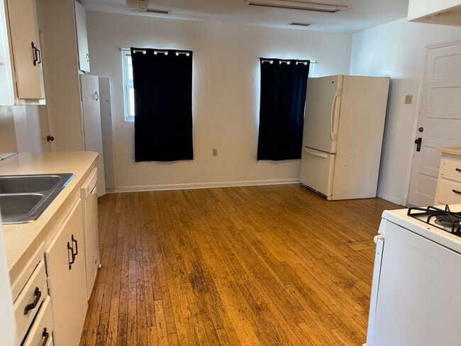 Foto del edificio - 3 Br, 2 Bath, comes with kitchen appliance...