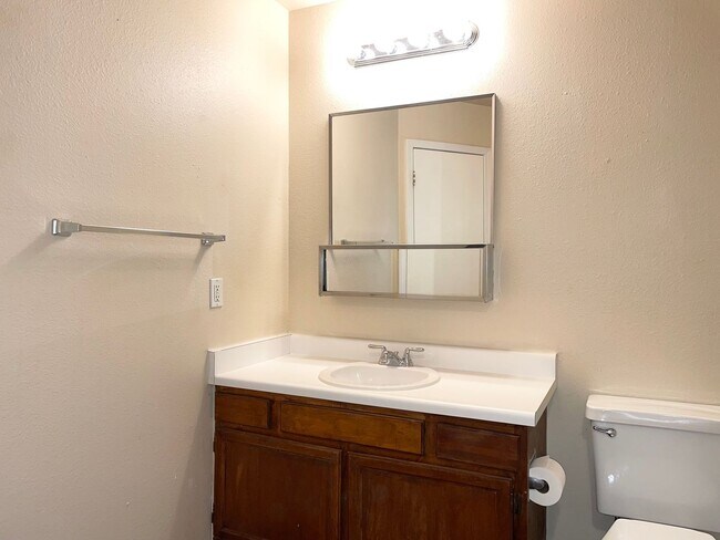 Foto del edificio - 2 BEDROOM TOWNHOME IN A PRIME LOCATION!!