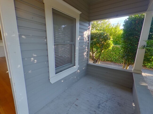 Building Photo - Lovely Remodeled 5 Bedroom Home