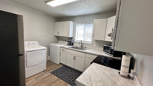 Building Photo - 2560 La Deara Crest Ln