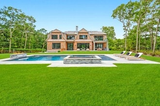 Building Photo - 18 Fairway Ct