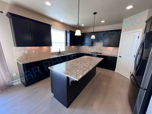 Foto del edificio - Spacious 5-Bed Oasis with Granite Elegance...