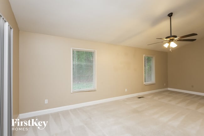 Building Photo - 240 Hollyberry Ln