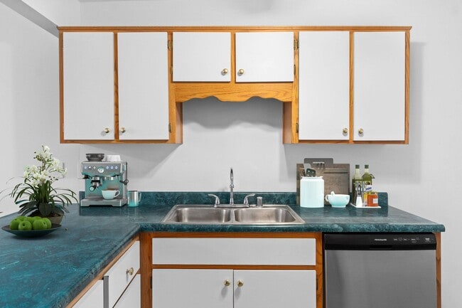 Building Photo - Lakeview Garden Apartments