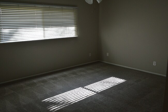 Foto del edificio - 8731 E Cheery Lynn Rd