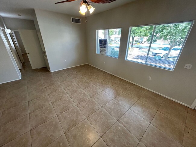 Foto del edificio - BEAUTIFULLY MAINTAINED 2 BEDROOM, 2 BATH C...