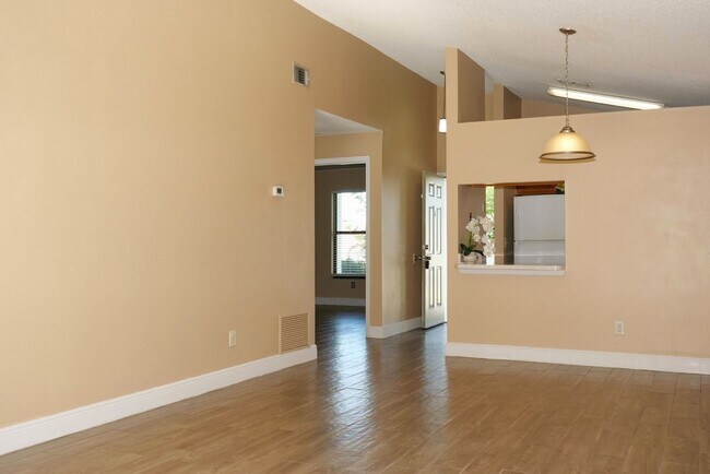 Building Photo - Spacious & Bright 2BD/1BA Home – Move-In R...
