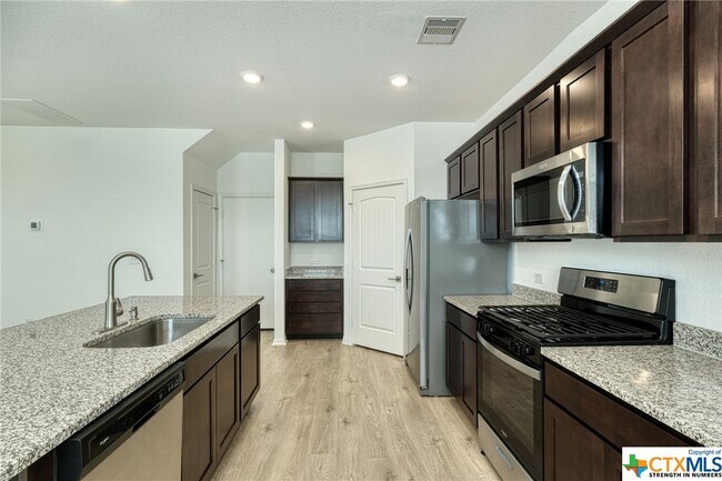 Foto del edificio - 409 Brody Ln