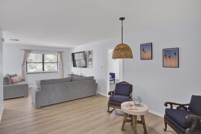 Foto del edificio - 1045 N Cres Dr