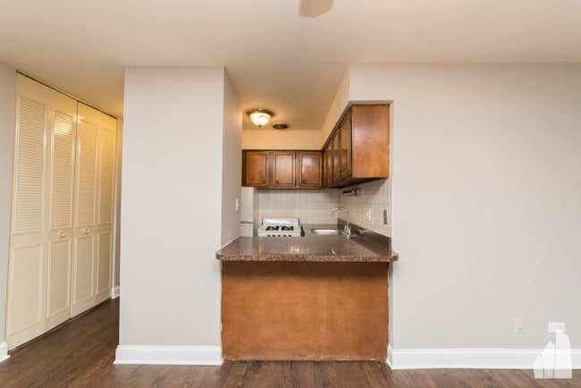 Building Photo - 450 W Aldine Ave