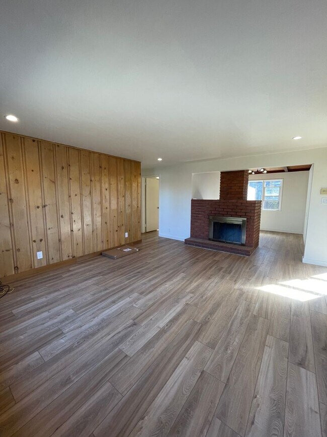 Foto del edificio - 489 Manzanita Dr