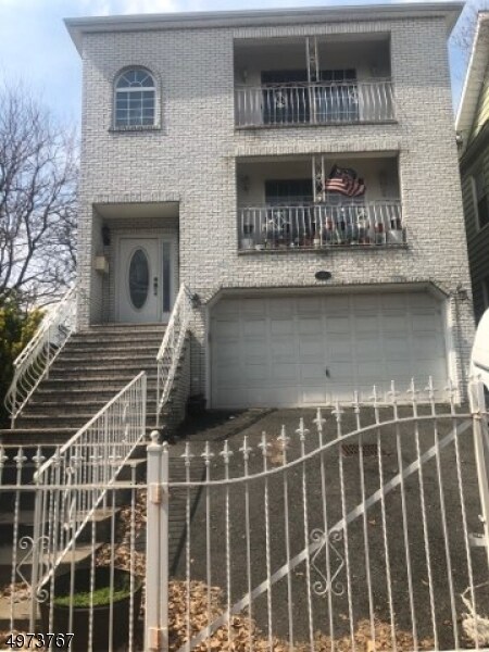 Building Photo - 179 Goodwin Ave