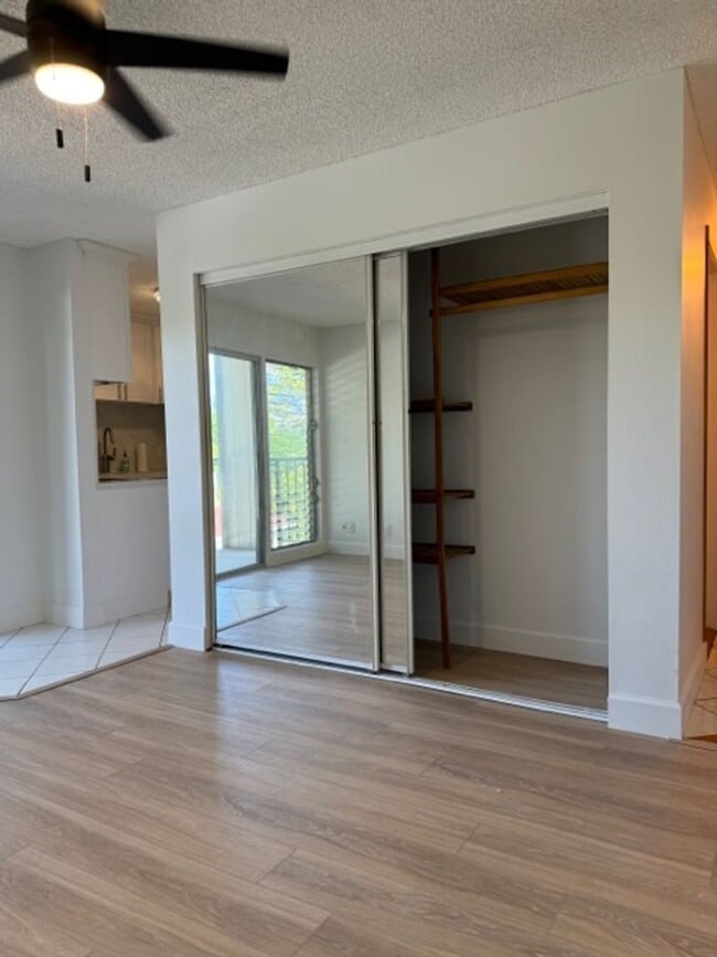 Building Photo - Renovated Studio with parking near Diamond...