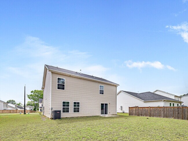 Foto del edificio - Available early May!