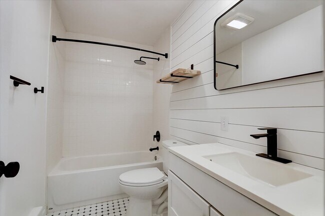 Baño - 1719 Carver St