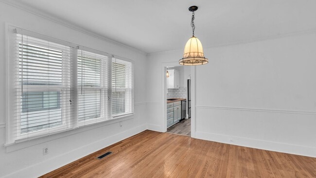 Building Photo - Updated 2 Bed, 1.5 Bath in Tulsa!