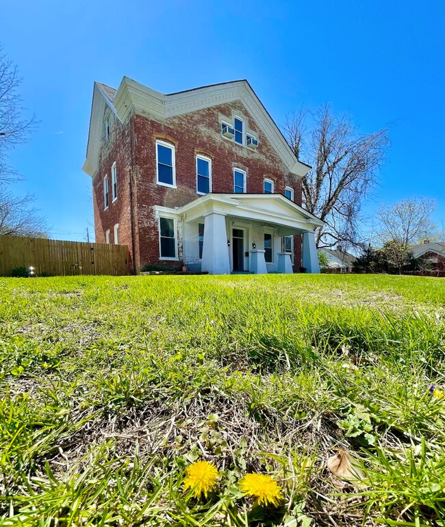 Foto del edificio - 2630 W Burnett Ave
