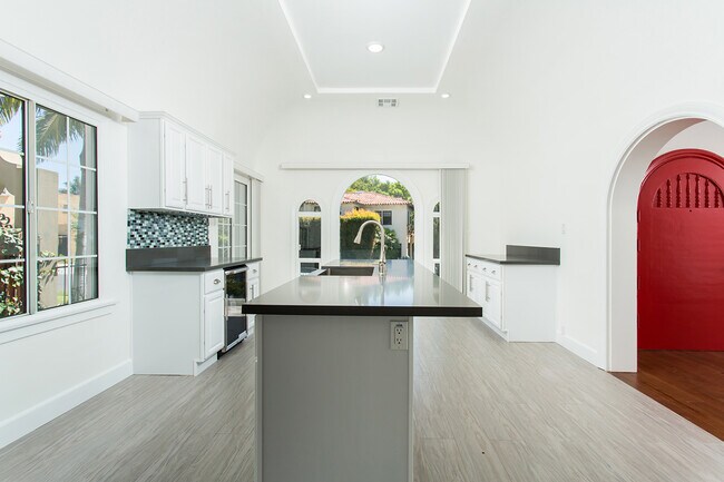 Building Photo - Beautiful spacious house