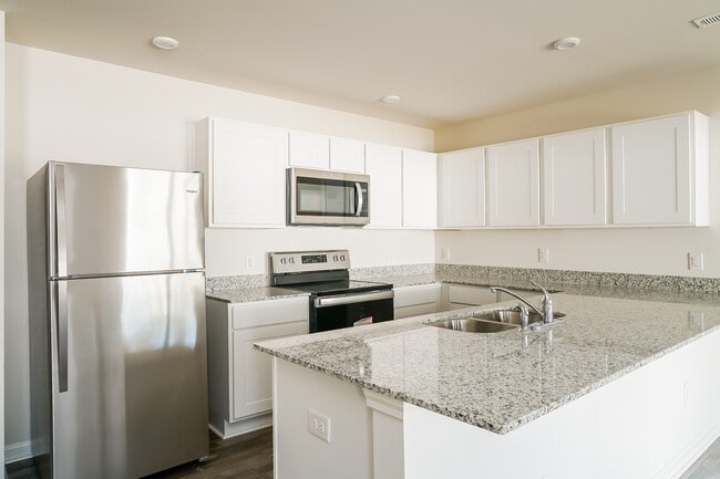 Building Photo - 2498 Provence Dr SE