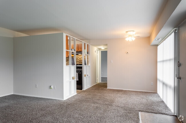 1BR, 1BA - 705SF - Belcrest Plaza Apartments