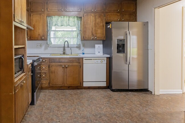 Building Photo - 5039 Winchester Dr S