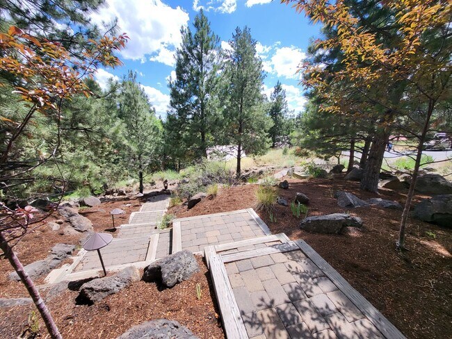 Building Photo - FULLY FURNISHED - 3 Bed 3 Full bath-office/bonus/craft room-walk to river