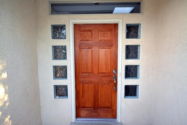 Foto del edificio - Location, Location!  3 Br, 2 Ba, fireplace in living room, kitchen appliances