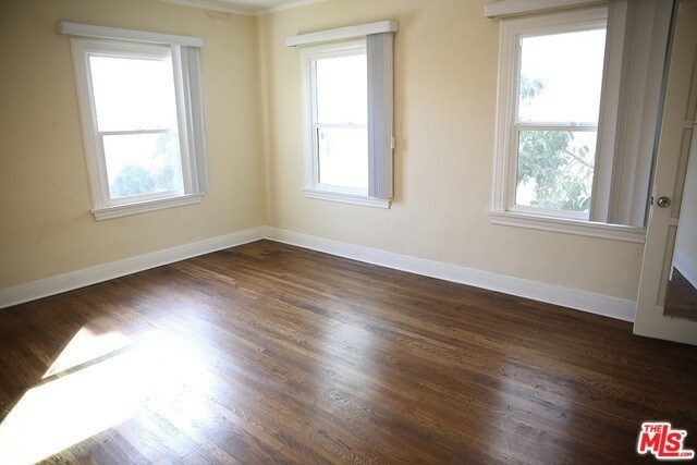 Foto del edificio - 238 S Kenmore Ave