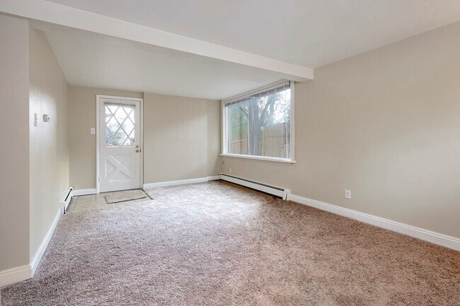 Foto del edificio - 241 Elmwood Dr