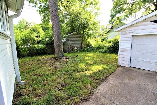 Building Photo - 1005 Lawndale Ave