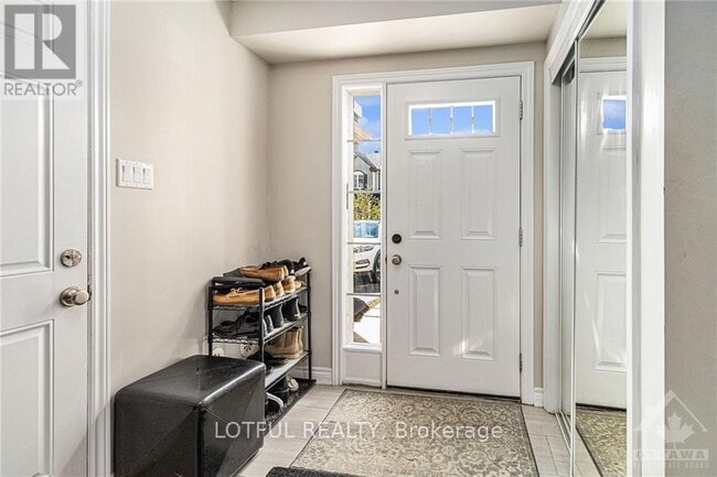 Building Photo - 477 Meadowhawk Crescent